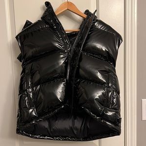 Brand New Aritzia super puff shorty vest